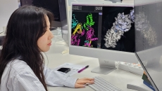 A researcher of Daewoong Pharmaceutical using Daisy to explore compounds of potential new drug candidates A researcher of Daewoong Pharmaceutical using Daisy to explore compounds of potential new drug candidates