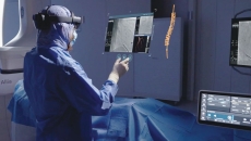 Healthcare provider using OmnifyXR in the surgical setting Healthcare provider using OmnifyXR in the surgical setting