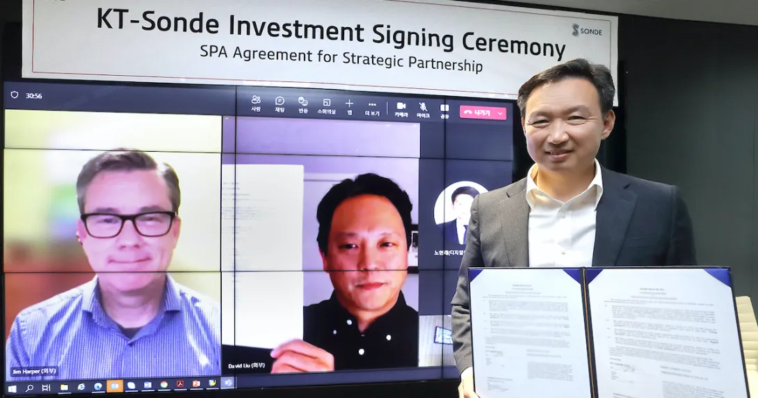 Executive Director Lim Seung-hyuk (right), head of KT's Digital & Bio Health Business Group, is taking a photo after signing a strategic partnership with Sonde Health CEO David Liu (center) and COO Jim Harper (left)