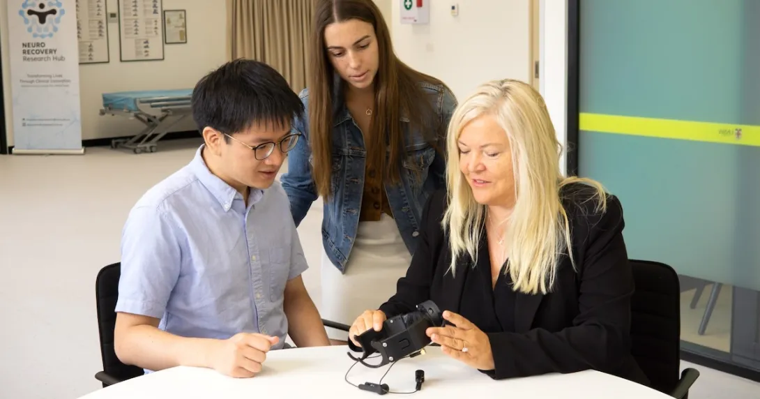 A brain game utilising an EEG headset retrains the brain to treat chronic pain A brain game utilising an EEG headset retrains the brain to treat chronic pain
