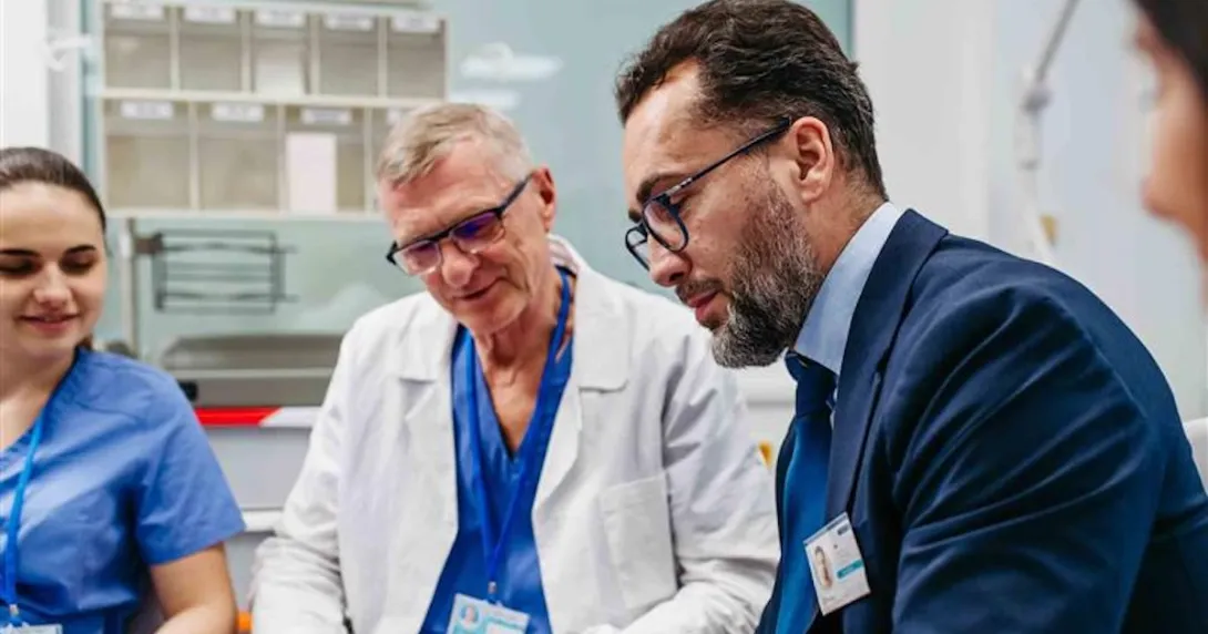 Advisor sitting with healthcare professionals Advisor sitting with healthcare professionals