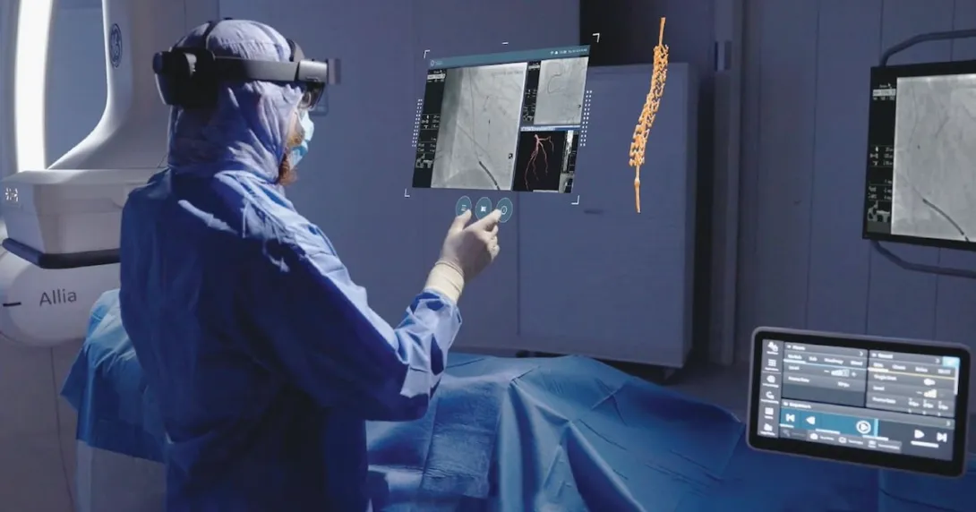 Healthcare provider using OmnifyXR in the surgical setting Healthcare provider using OmnifyXR in the surgical setting