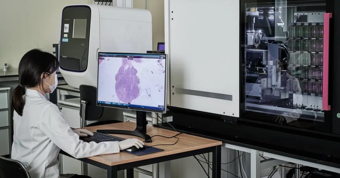 A clinician using the Lunit INSIGHT CXR software